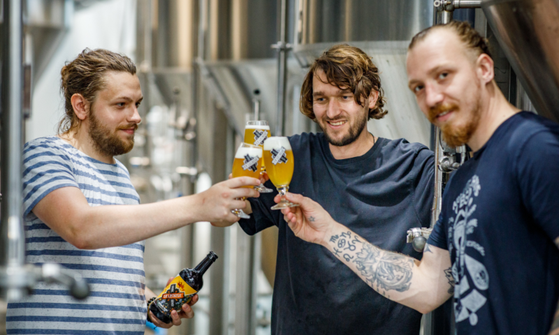 Proosten met Rising Sun bier van De Leckere